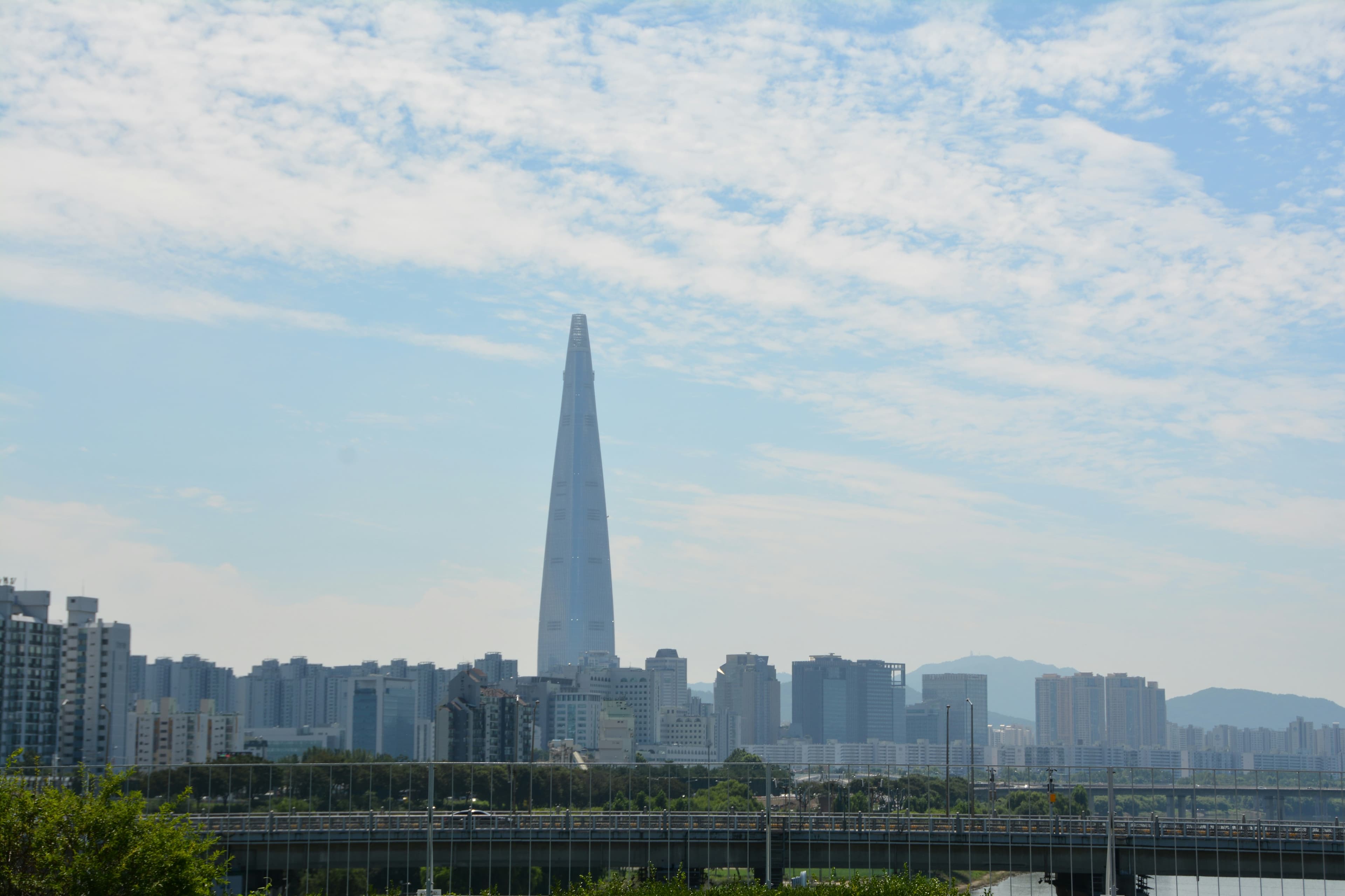 Daytime Seoul skyline centered on Lotte World Tower